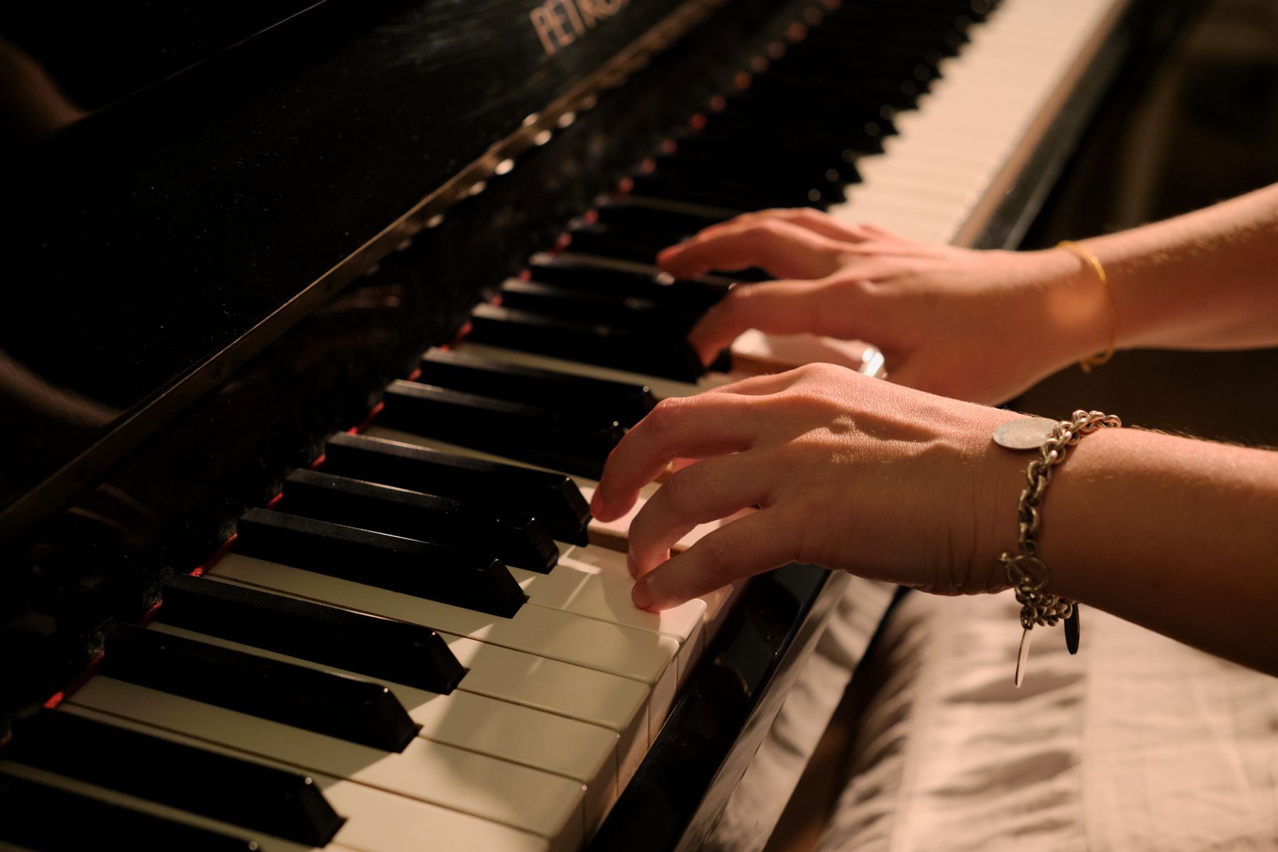Les mains d’une pianiste sur le clavier